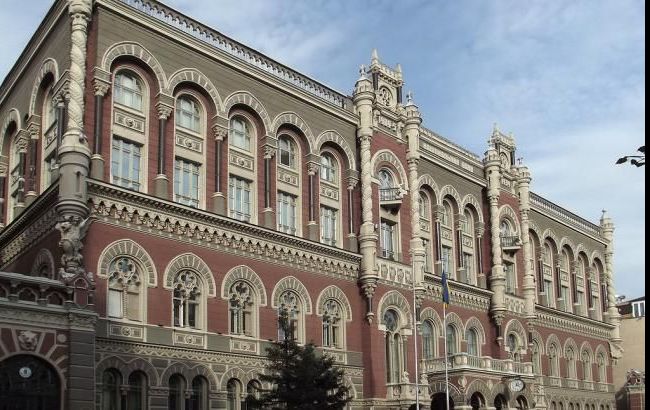 НБУ на 2 вересня трохи укріпив курс гривні до 21,80 грн/дол