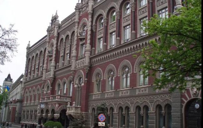 НБУ на 3 вересня послабив курс гривні до 21,99 грн/дол