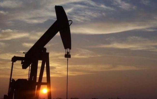 Ціна на нафту вперше з березня впала нижче 54 дол. за барель