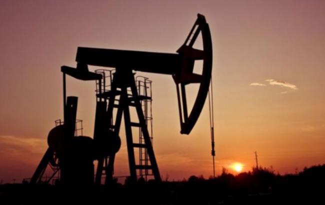 Цена нефти Brent вновь торгуется ниже 56 долл./барр