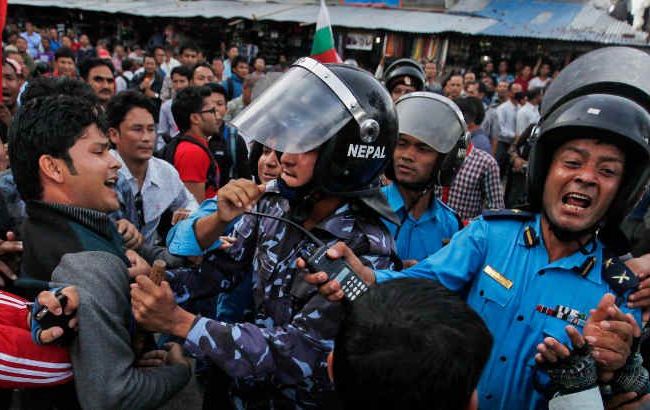 В Непале в ходе протестов против новой конституции погибли 40 человек
