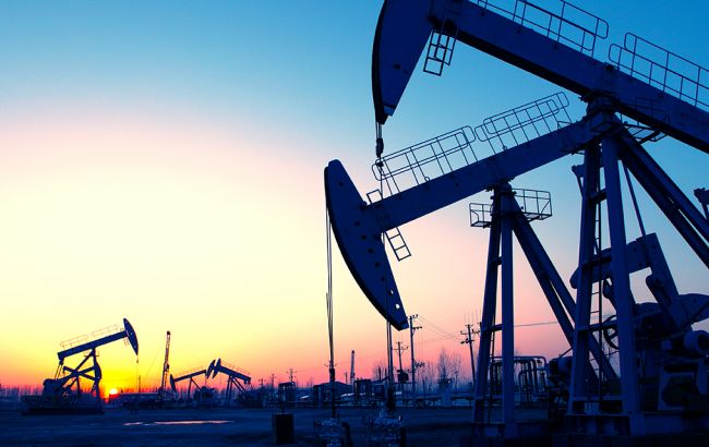 Ціна нафти Brent торгується вище 57 доларів за барель