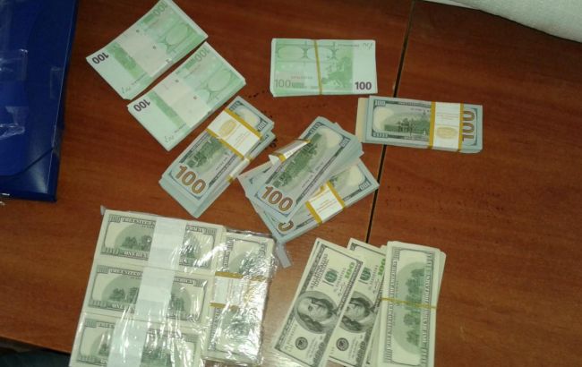 В Донецкой обл. мужчина пытался вывезти с неподконтрольной территории 100 тыс. долл., - ГПС