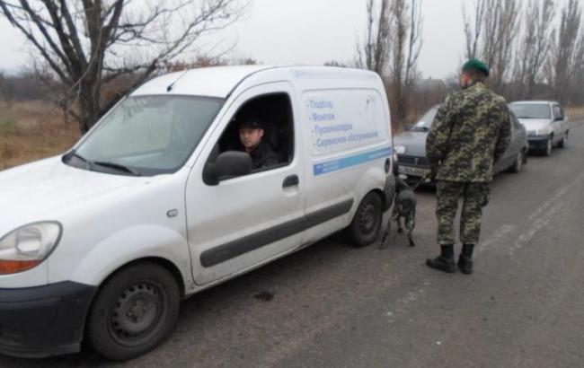 Почти 1 тыс. автомобилей стоит в очередях на пунктах пропуска в зоне АТО