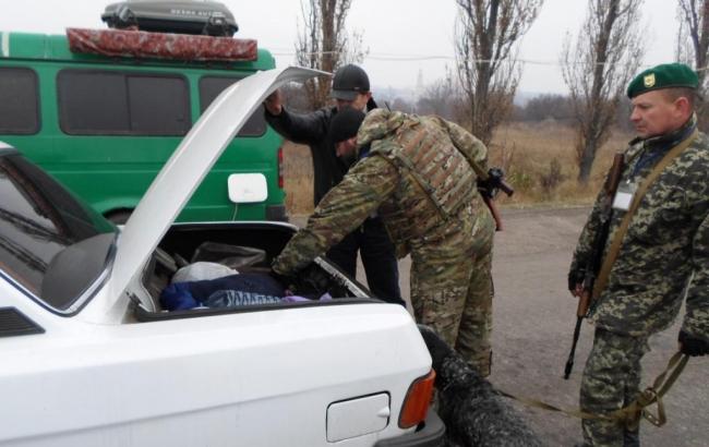 Близько 1,5 тис. автомобілів стоять у чергах на пунктах пропуску в зоні АТО
