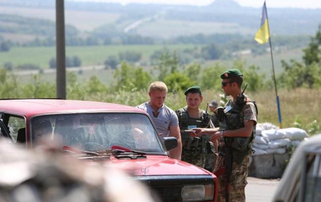 На Донбасі понад 1,5 тисяч автомобілів чекають в черзі на контрольних пунктах