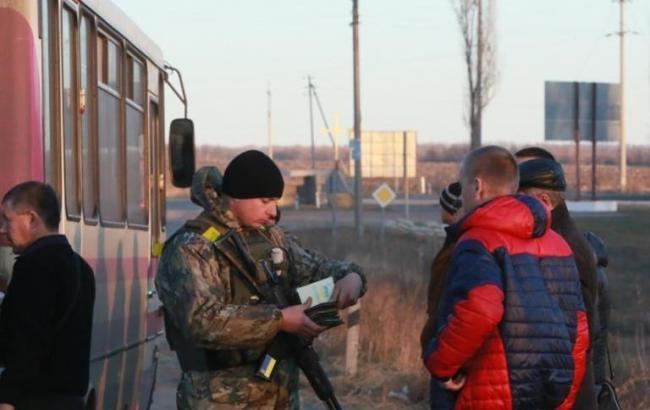 На пунктах пропуску на Донбасі в чергах очікують понад 1 тис. автомобілів