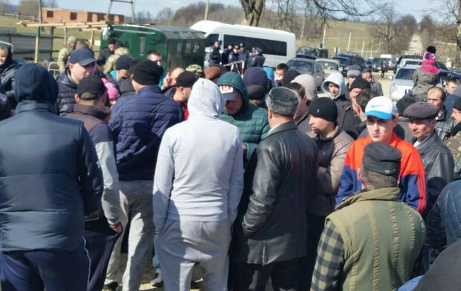 На границе с Румынией 50 неизвестных блокируют работу пограничников