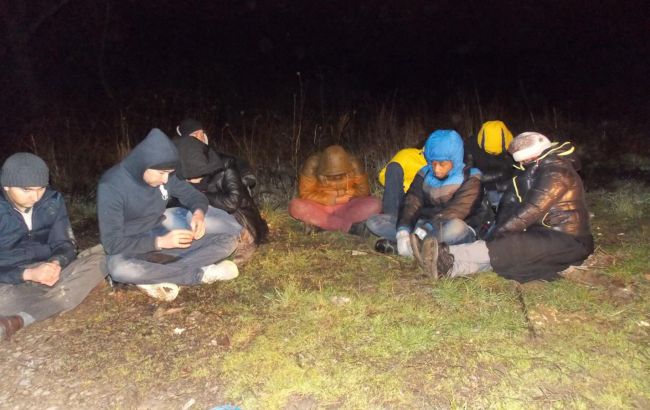 На Закарпатті біля кордону затримано 17 незаконних мігрантів