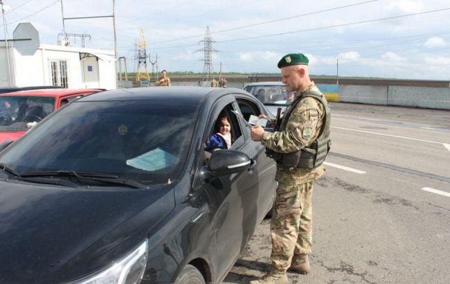 КПВВ "Марьинка" временно закрывали из-за обстрелов