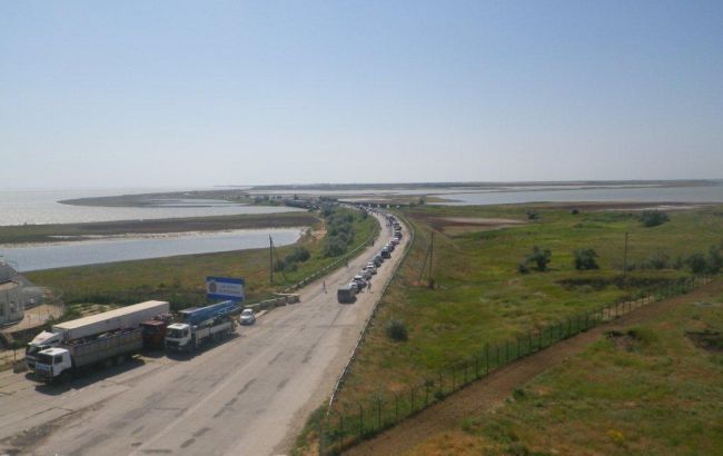 Пограничники заявляют об очереди из 130 авто на админгранице с Крымом