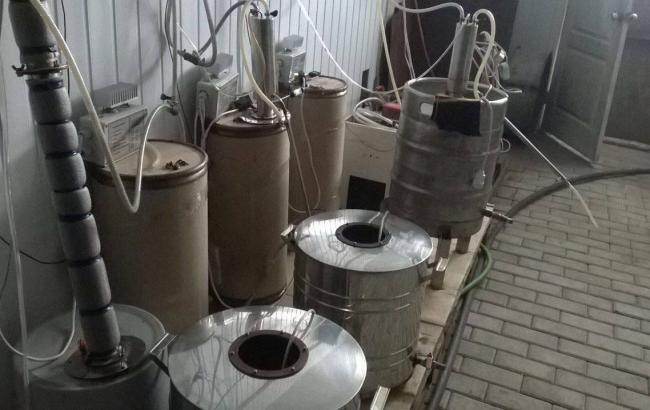 Під Маріуполем виявили цех з виготовлення контрафактного алкоголю