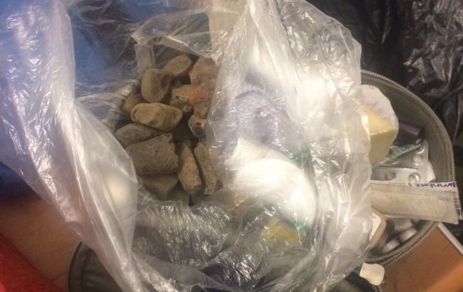 Прикордонники затримали українця при спробі вивезти в Польщу 20 кг бурштину