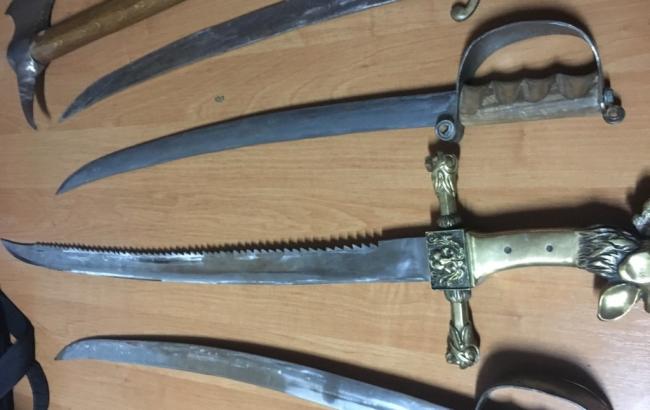Громадянин РФ намагався вивезти з України старовинну зброю