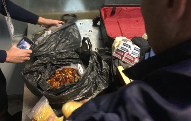 У "Борисполі" затримали громадянина Туреччини з 20 кг бурштину