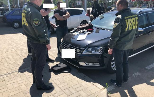 В Харькове на взятке в 17 тыс. долларов задержали двух пограничников