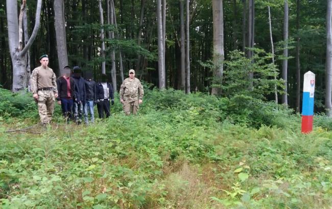Прикордонники затримали групу нелегальних мігрантів на кордоні зі Словаччиною