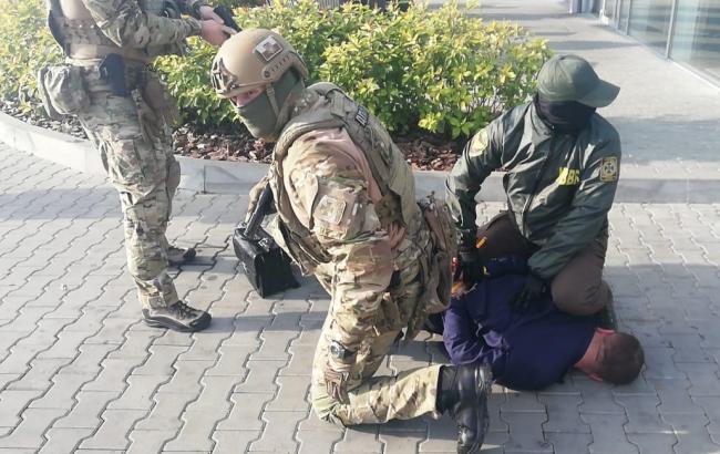 У Закарпатській області затримали контрабандиста, який пропонував хабар прикордонникам