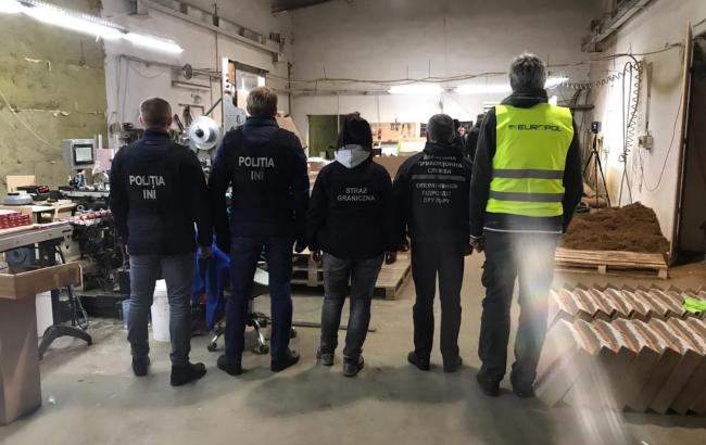 Українскі та польські прикордонники виявили виробництво сигарет на 2 млн євро