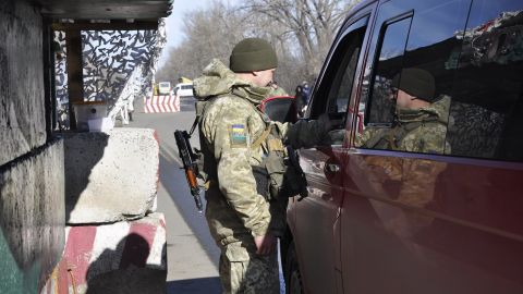 Пункты пропуска на Донбассе за сутки пересекли более 25 тыс. человек