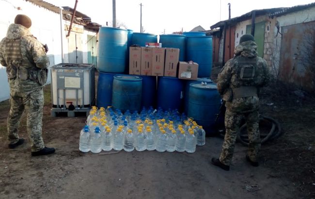 В Одеській області правоохоронці виявили контрафактні цигарки та велику кількість спирту