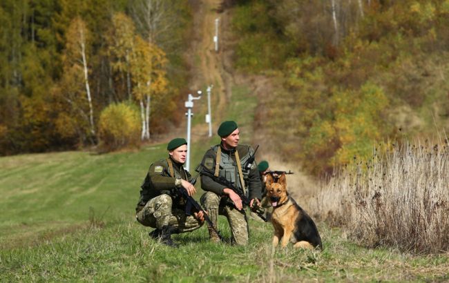 На адмінкордоні з Кримом окупанти опитують людей з приводу виборів