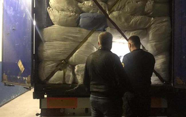 На кордоні з Польщею затримали контрабанду одягу на 12 млн грн