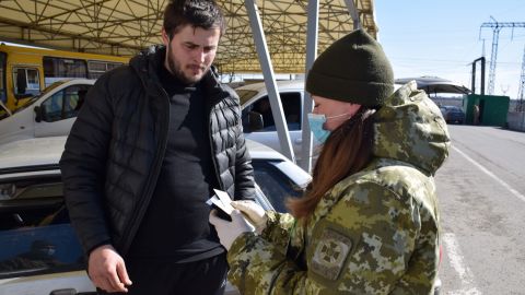 На Донбассе в очередях на КПВВ застряли почти 300 автомобилей