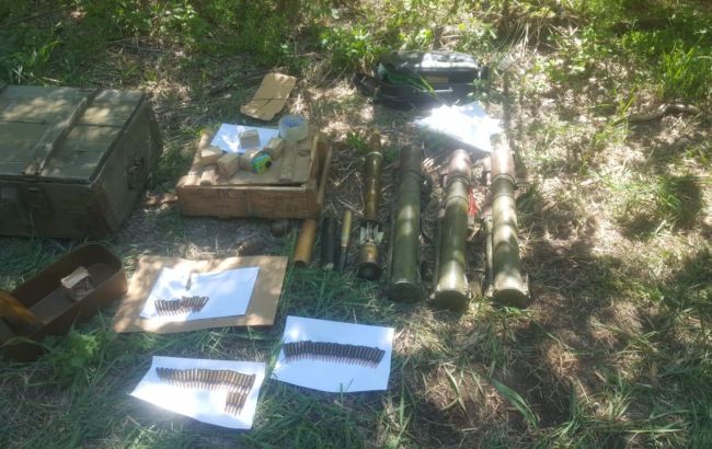 Гранатомети, сотні боєприпасів і шашки: на Донбасі знайшли схрон зброї