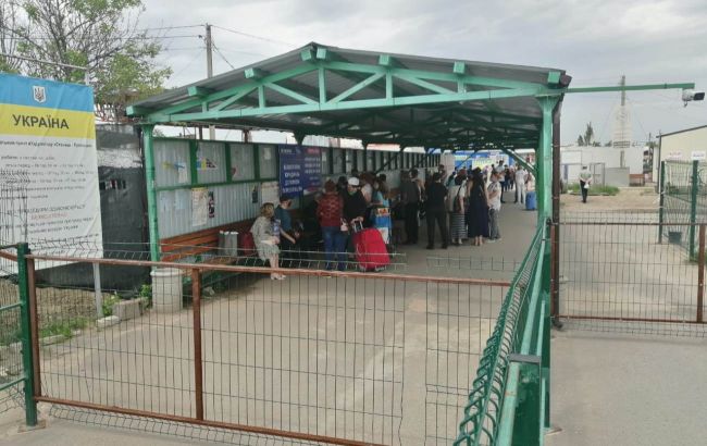 Бойовики четверту добу утримують двох осіб на своєму КПВВ