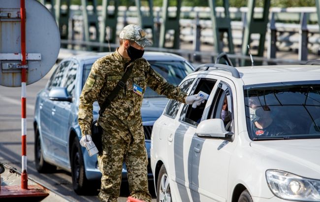 Українцям пояснили, чи потрібна ізоляція після транзиту через "червону зону"