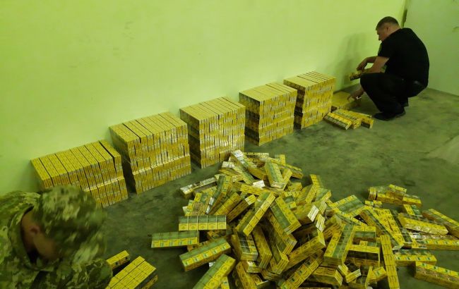 На границе с Беларусью задержали фуры с рекордной партией сигарет