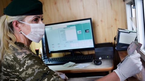 Білоруська сім'я на кордоні попросила захисту в України через переслідування