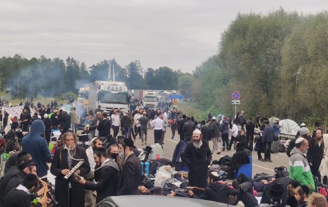 Сотні хасидів застрягли на кордоні з Україною: що відомо