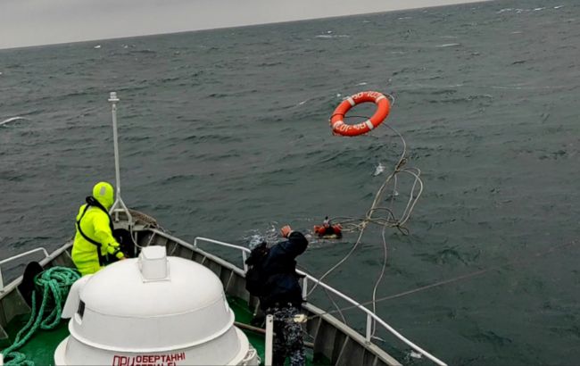Во время учений СИ Бриз Морская охрана спасла парашютиста, которого снесло в море (видео)
