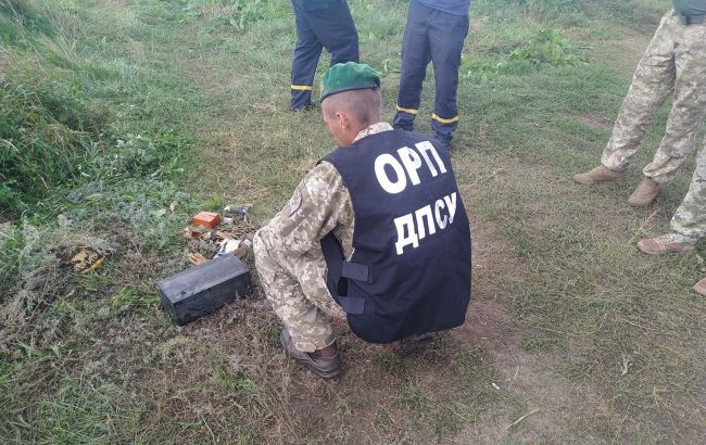 Гранати, набої та тротил: у Кирилівці виявили схованку з боєприпасами