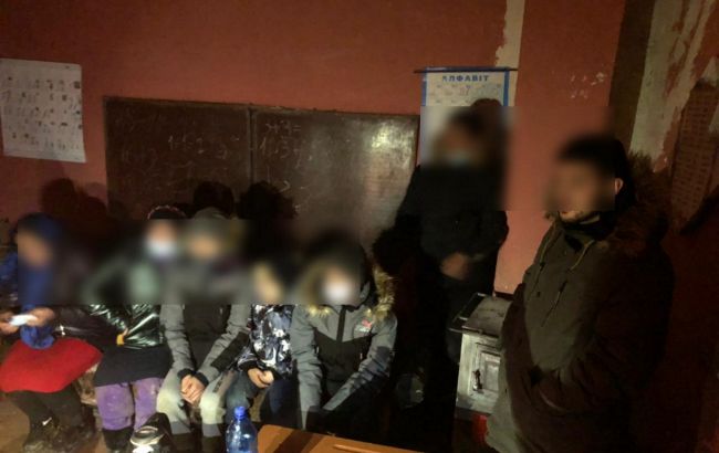 На кордоні з Румунією в покинутій школі прикордонники затримали групу афганців