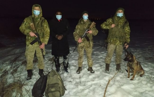На Закарпатье военные спасли из реки нарушителя границы
