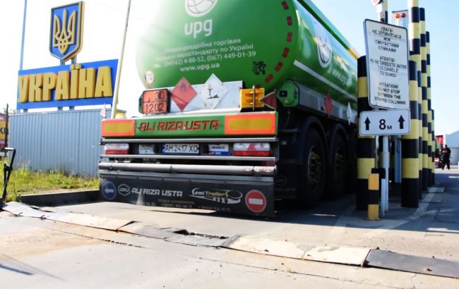 Зелені коридори бензовозам: паливо пропускають на кордоні без черги