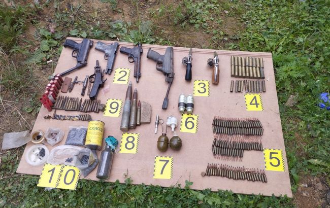 В двух областях пограничники разоблачили схему продажи похищенного на фронте вооружения