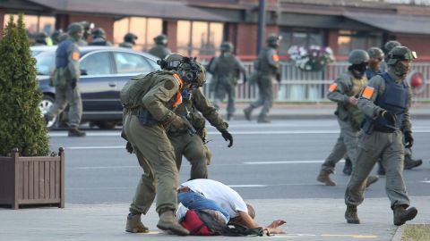 В сети показали ужасающие снимки избитых людей в Беларуси: фото 18+