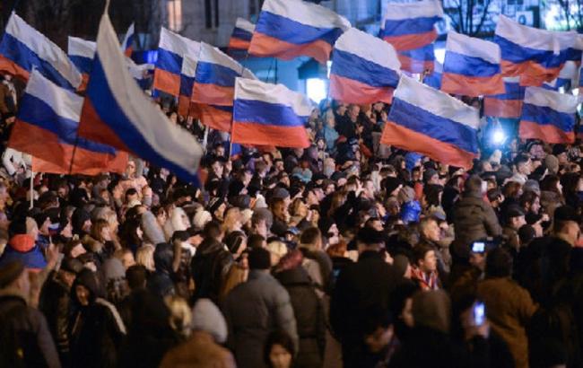 ФСБ вызвало на допрос школьников из-за украинских ленточек на митинге за Крым