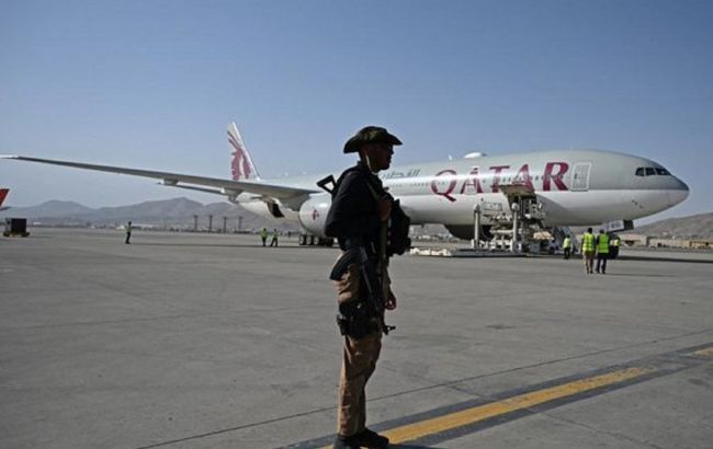 Чартерний рейс з Афганістану з евакуйованими іноземцями приземлився в Катарі