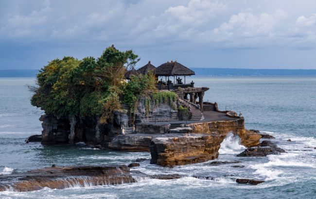 Индонезия вводит ограничения на двух курортных островах: это касается и туристов