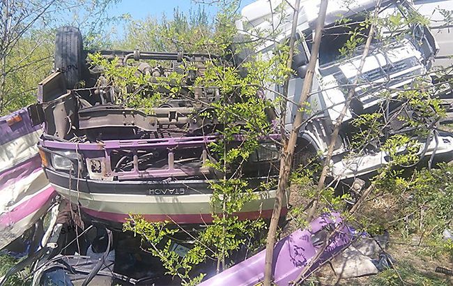 Под Николаевом зерновоз столкнулся с рейсовым автобусом и машиной ВСУ, 10 пострадавших