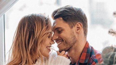 Влюбленные и счастливые: Холостяк 9 с возлюбленной устроили страстную фотосессию в белье