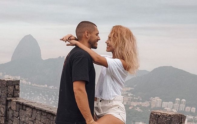 Делает самые крутые вещи: Холостяк 9 высказался о невесте и показал фото из США