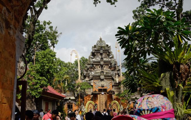 Наруга над святинями. Російських туристів продовжують депортувати з Балі
