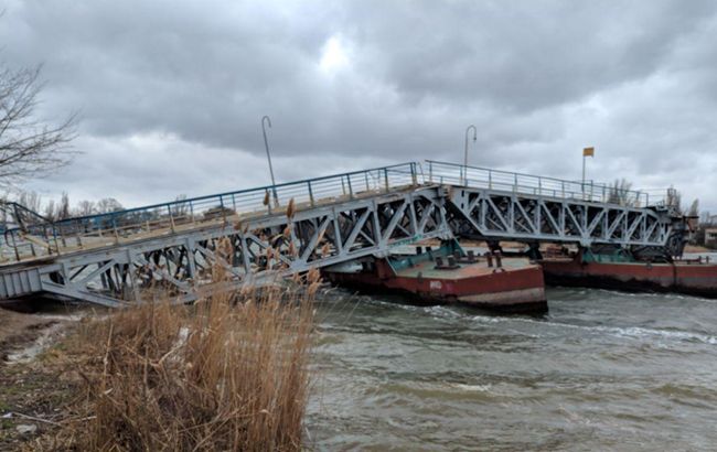 В Николаеве мощный ураган снес мост, по которому шли люди (видео)