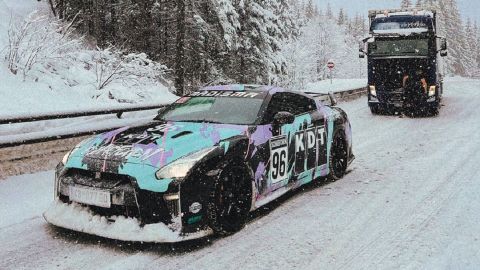 Давид і Голіаф: 1000-сильний суперкар Nissan GT-R визволив фуру зі снігового полону